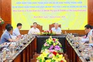 阮和平副总理主持2025年计划完成的重点交通项目会议。