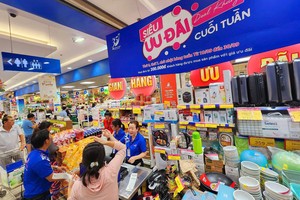 市民在超市购物。