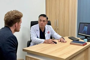 平民医院尿道造形科主任杜令雄博士、医生正为患者检查。