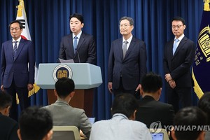 6月8日，在首尔龙山总统府，总统室秘书室室长姜勋植发布政务、公报、民政三首席秘书人选。左起依次为政务首秘禹相虎、姜勋植和民政首秘吴桄洙、公报沟通首秘李圭渊。（图：韩联社）