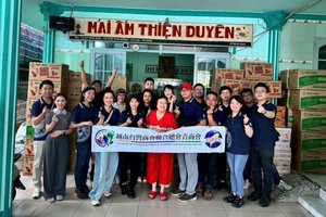 台商青年向孤儿送暖