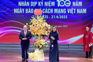 中央宣教与民运部副部长丁氏梅送花祝贺VOV。