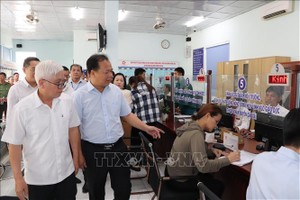 平阳省省委书记阮文利（前左）亲往实地检查新平阳重点坊试行运作。（图：越通社）