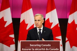 加拿大总理卡尼于6月9日在多伦多举行的国防开支公告会上发表讲话。(图：AFP)