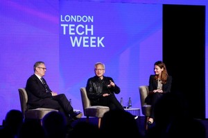 6月9日，英国首相斯塔默（左）、英伟达公司联合创始人兼首席执行官黄仁勋（中）和英国投资部长古斯塔夫森出席在英国伦敦举办的伦敦科技周博览会。（图：彭博社）