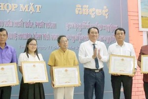 茶荣省人委会副主席阮琼善（右三）向对茶荣省高棉语文艺特刊的发展做出巨大贡献的5名个人颁授奖状。
