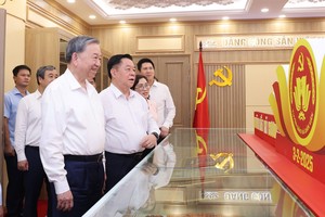 党中央总书记参观中央宣教与民运部的传统室。