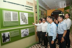 《人民报》总编辑、中央宣教与民运部副部长、越南新闻工作者协会主席黎国明参观胡志明主席创办《青年报》旧址。（图：越通社）