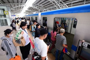 乘搭地铁1号线的乘客登上地铁列车。