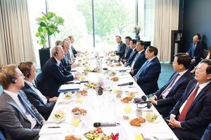 政府总理范明政与瑞典大型经济集团领导共进工作早餐。（图：越通社）