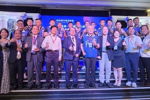 胡志明市台湾商会理监事与历届会长合影。