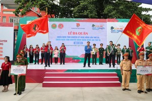 共青团本市市委领导主持“粉红色暑期”和“绿色行军”志愿行动出发仪式。