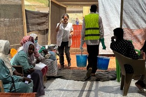 无国界医生组织环境卫生团队在科斯蒂霍乱治疗中心的分诊区工作。（图：互联网）