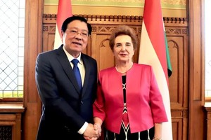 潘廷镯同志和匈牙利国民议会第一副议长马特拉·玛塔。（图：越通社）