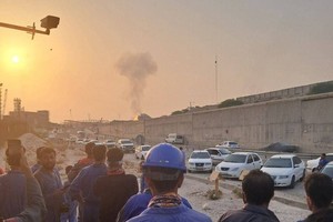 伊朗炼油厂工人撤离。（图：互联网）