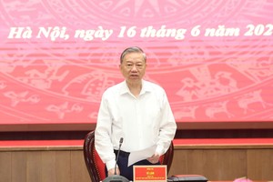 苏林总书记在河内市市委常务的会议上致辞。