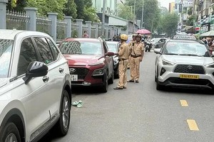 在市医药大学医院周边违规停车被罚