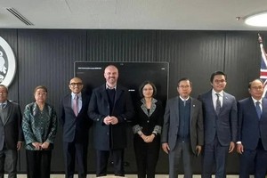 越南驻澳大使范雄心（右三）与澳大利亚首都领地首席部长安德鲁·巴尔和东盟各国代表合影。（图：越通社)