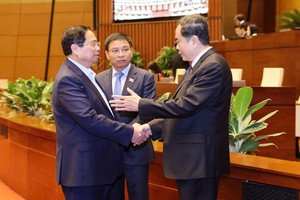 政府总理范明政与国会主席陈青敏、财政部长阮文胜交谈。