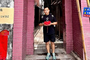 笔者捧着祖父的灵灰先探访故居再撒入龙潭大涌去。