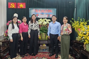 第五郡郡委代表团向本报赠送鲜花祝贺。