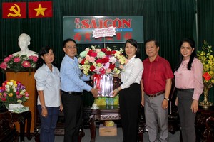 第八郡代表团向本报编委文忠孝赠送鲜花。