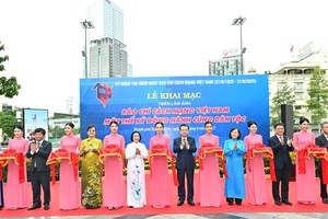 “越南革命新闻——一世纪与民族同行”图片展