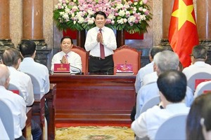 国家主席梁强在全国新闻工作者模范、表彰会上发表讲话。