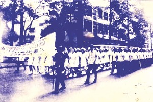 各界华人集会游行庆祝“胡志明战役”大捷日。