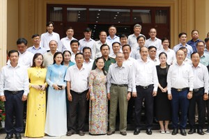 市人民议会主席阮氏丽与古芝县历代领导和优秀子弟合影。（图：吴平）