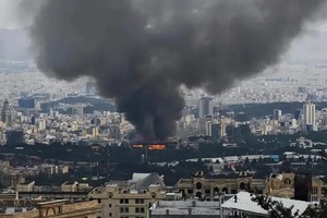 德国、法国、英国尝试外交努力，给以色列-伊朗危机降温。图为6月16日以色列袭击伊朗官媒大楼。（图：Getty Images）