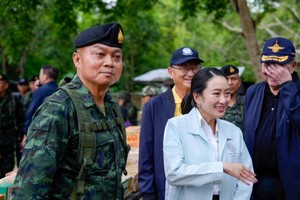 6月20日，泰国首相佩通坦（右）前往泰柬边境，会见陆军第二军区司令本辛（左），并感谢军方在维护泰柬边境安全方面所作出的奉献。 （图：路透社）