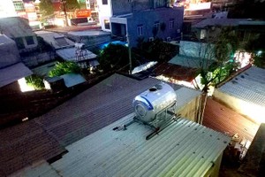 C.家屋顶上的水箱内惊现人骨。（图：A.B）