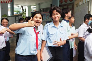 本市考生参加 2025-2026学年高中入学考试。