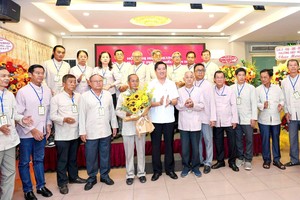 裴清南副厅长赠花祝贺第二届理事会成员产生。