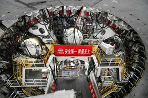 6月22日，在济南市黄岗路穿黄隧道，“山河号”盾构机在掘进作业。（图：新华社）