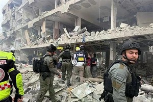 以色列中部地区部分建筑被击毁。（图：越通社）