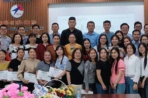 滀臻省教育与培训厅厅长周俊鸿与张家权博士为全省的华文教师颁发结业证书。