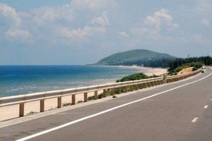 途径河靖省的沿海公路蜿蜒于山与海之间。