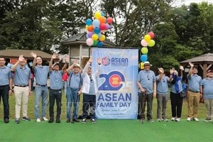 各国常驻代表团团长合影留念。（图：越通社）