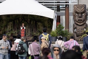 在毛利新年到来之际，新西兰各地举办多种庆祝活动。图为一位歌手6月20日在奥克兰的庆祝毛利新年活动中表演。（图：新华社）