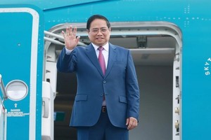 政府总理范明政启程赴中国天津出席世界经济论坛第十六届新领军者年会。（图：越通社）