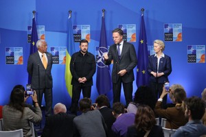 6月24日，在荷兰海牙，欧洲理事会主席科斯塔、乌克兰总统泽连斯基、北约秘书长吕特和欧盟委员会主席冯德莱恩（从左至右）在北约峰会期间共见记者。图：新华社）