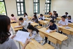 考生听取考试规定和日程。（图：越通社）