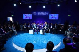 越南政府总理范明政在夏季达沃斯论坛上进行政策对话。(图:越通社)