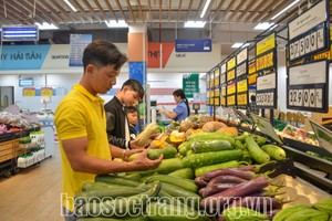 人们在滀臻市一家超市里选购物品。（图：黄兰）