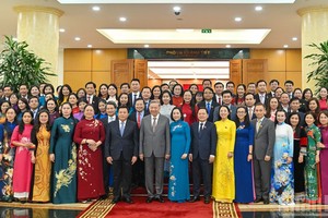 党中央总书记苏林同国会年轻代表团合影。（图：人民报）