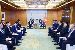 范明政总理在会见中国商用飞机有限责任公司（COMAC）副总经理沈波。（图:越通社)