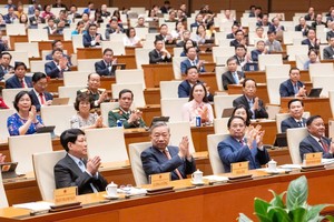 党中央总书记苏林、国家主席梁强、政府总理范明政与各代表出席闭幕仪式。