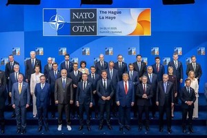 北约成员国领导人合影留念。（图：互联网）